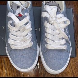Tommy unisex sneakers used ok condition, stained shoe lace